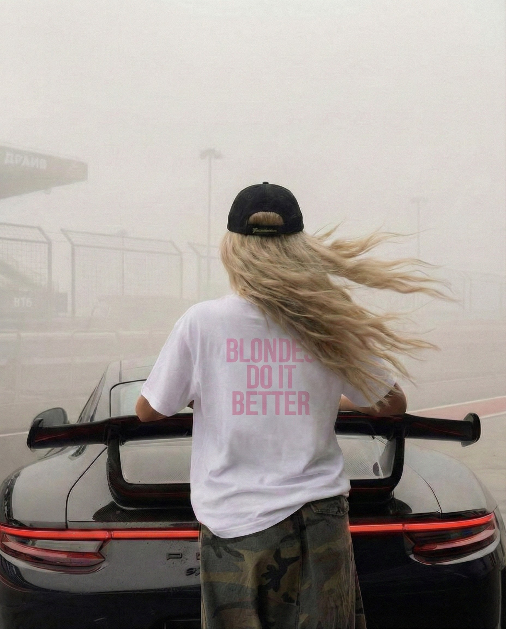 Blondes Do It Better Unisex Baskılı T-Shirt