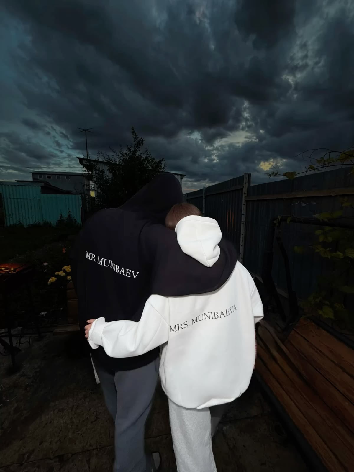 Mrs. Munibaeva Yazılı Hoodie — Beyaz