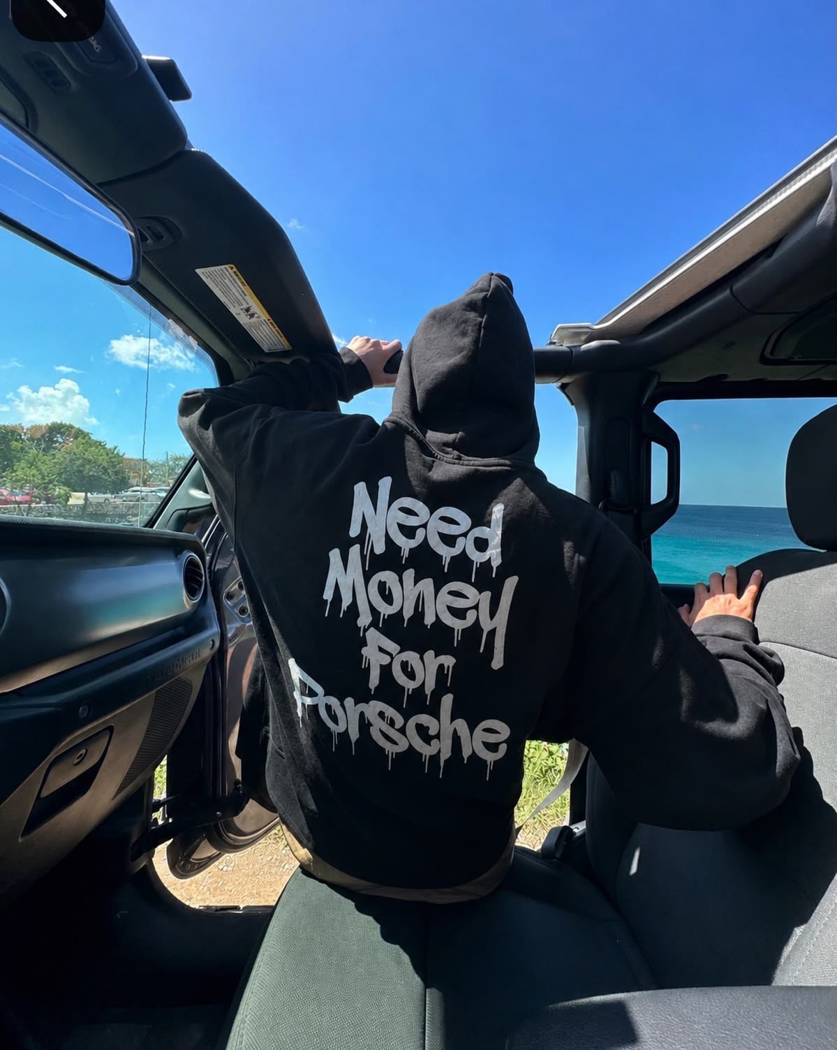 Need Money For Porsche Yazılı Hoodie — Siyah