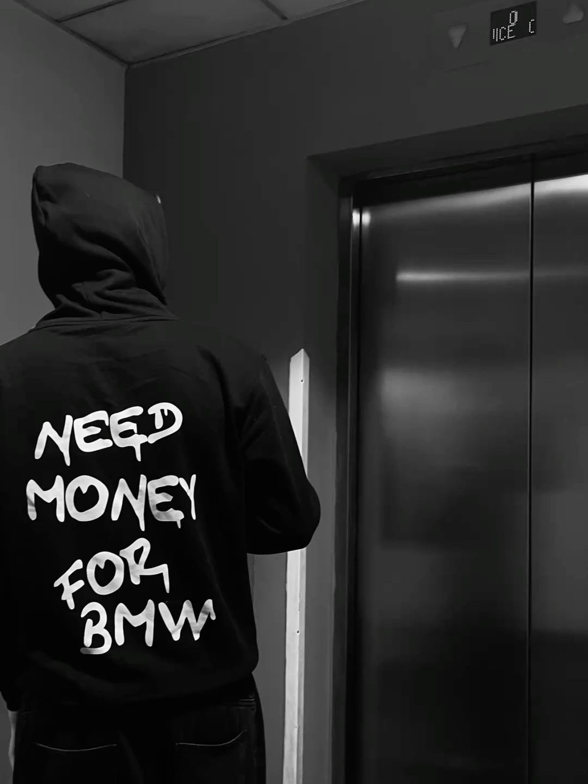 Need Money For BMW Beyaz Yazılı Hoodie — Siyah