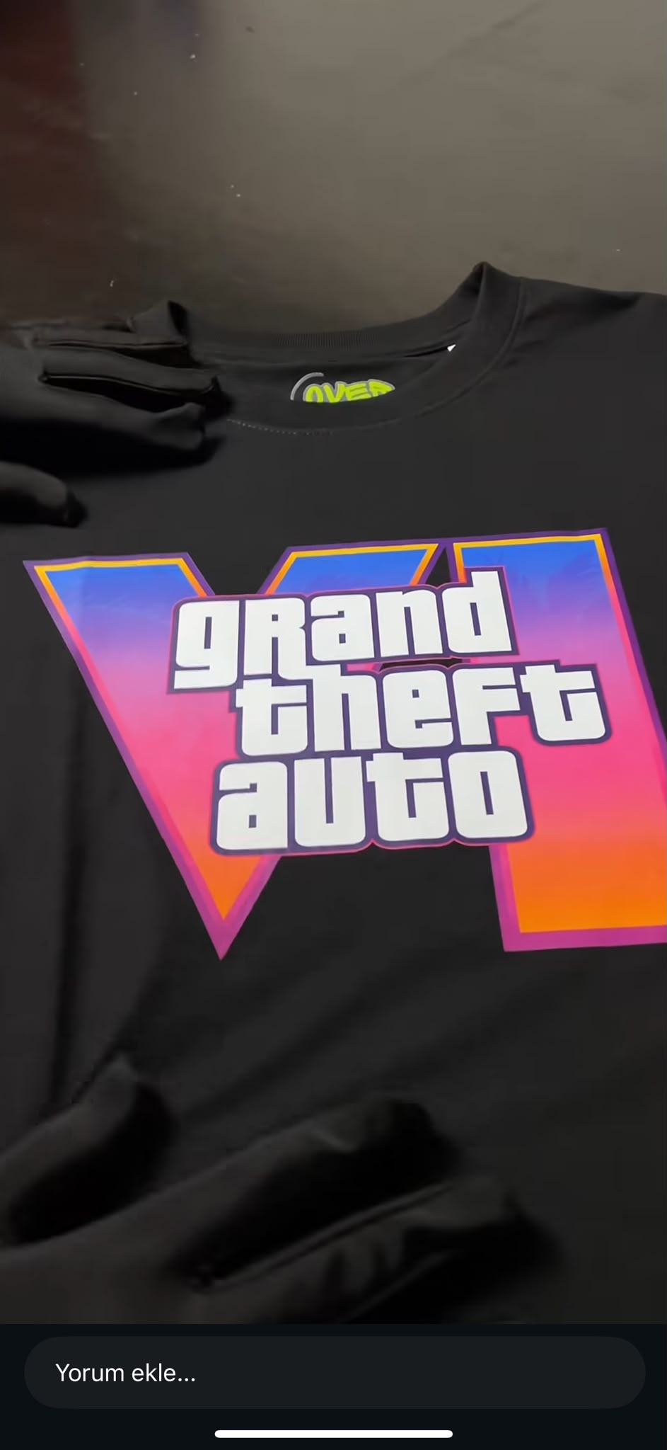 GTA VI Renkli Logo T-Shirt — Siyah
