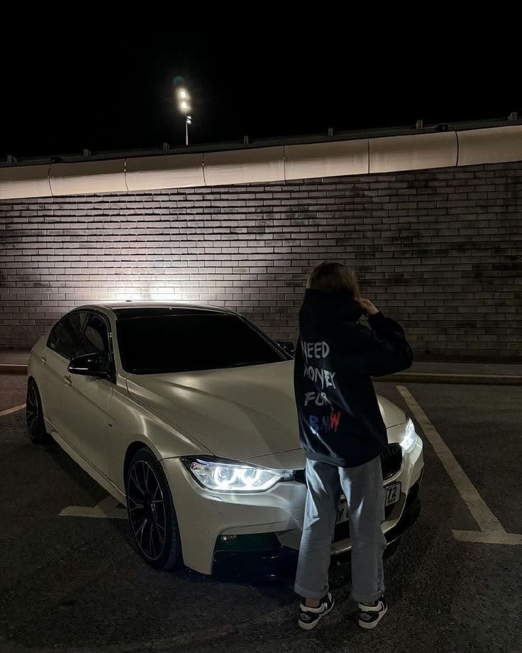 Need Money For BMW Renkli Yazılı Hoodie — Siyah