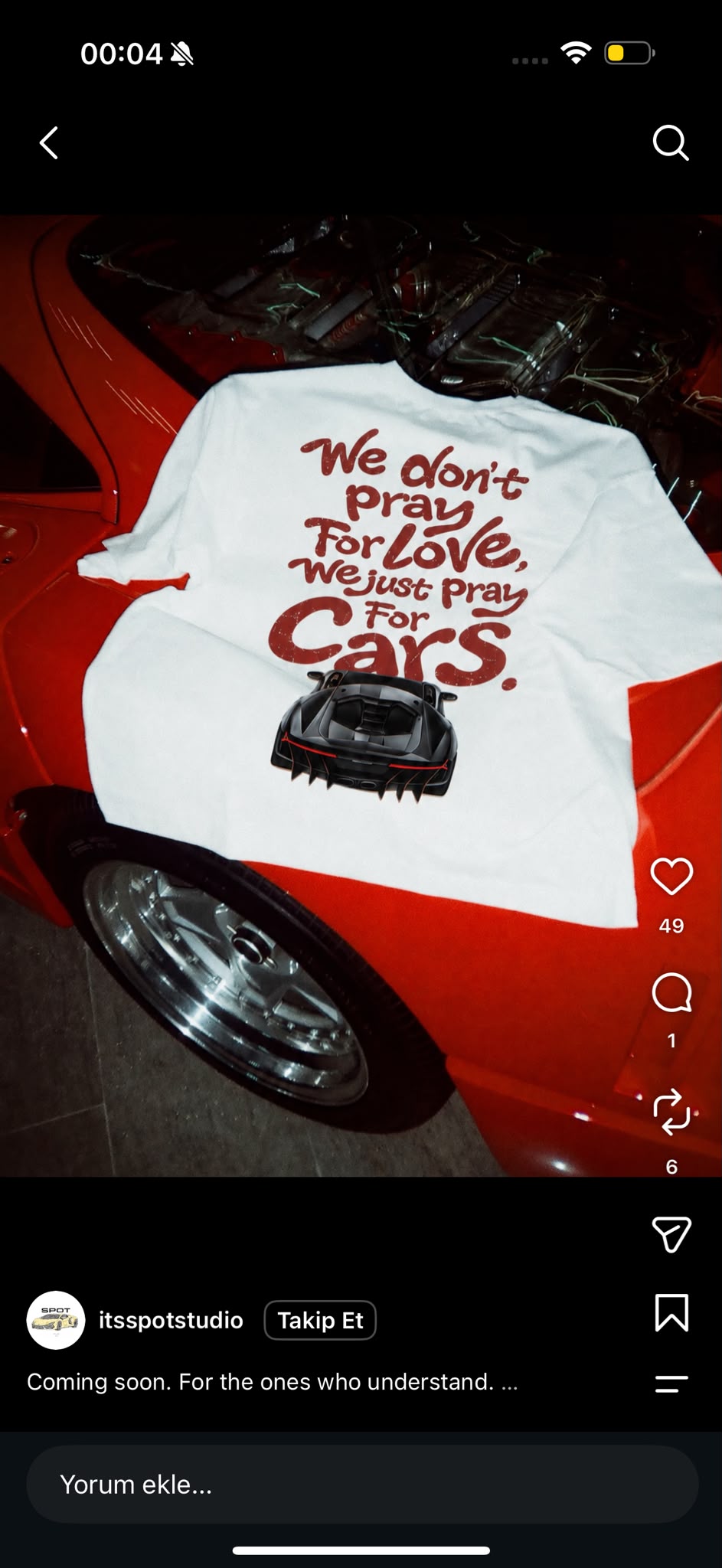 We Pray For Cars Grafik T-Shirt — Beyaz
