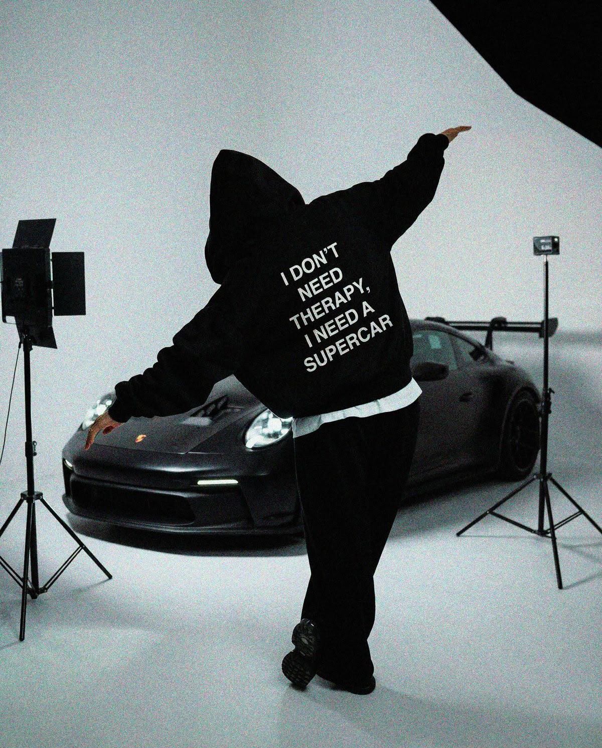 I Need A Supercar Yazılı Hoodie — Siyah