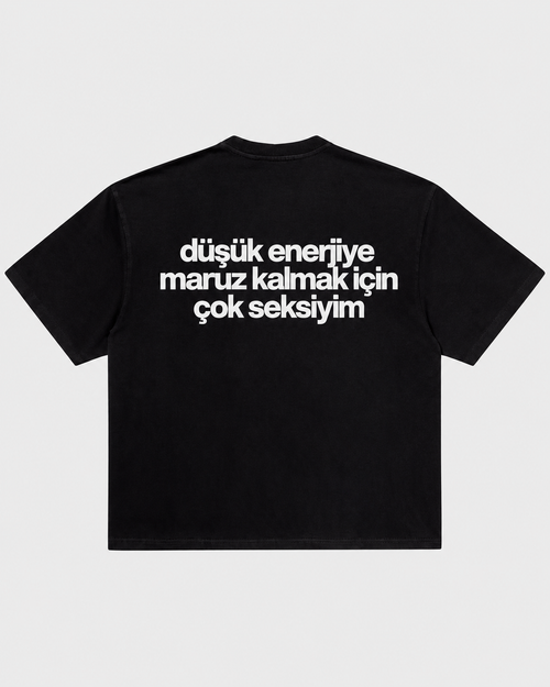 Düşük enerjiye maruz kalmak için çok seksiyim siyah tişört arka baskı