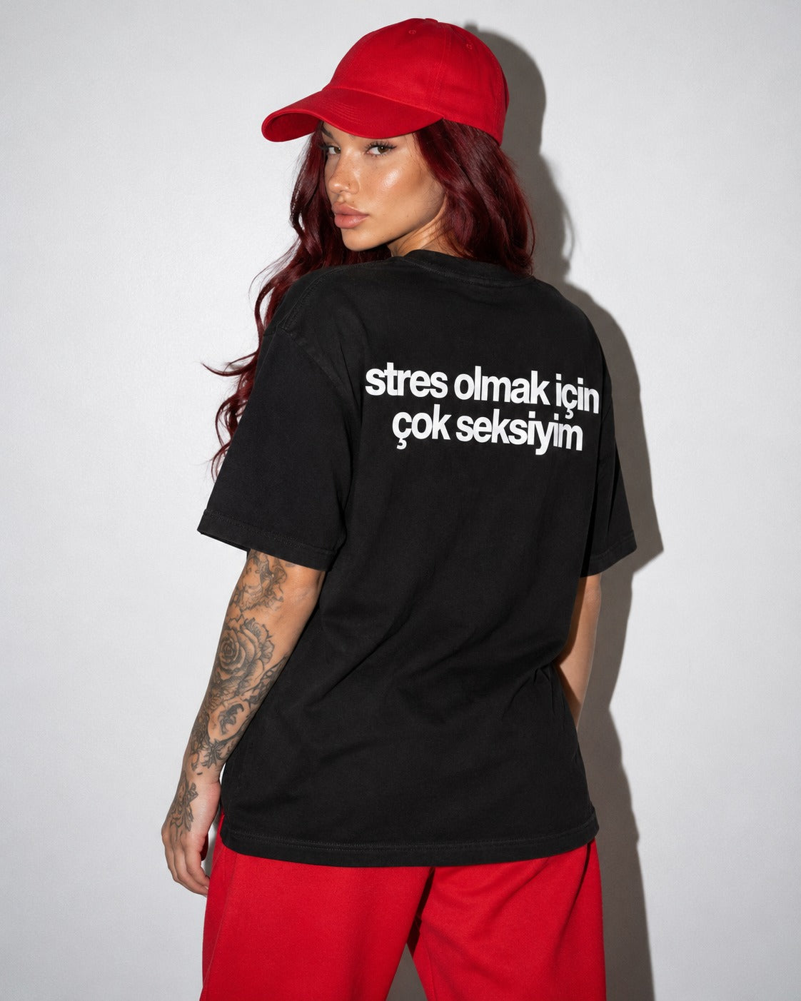 Stres Olmak İçin Çok Seksiyim — siyah tişört arka baskı, Kadın model