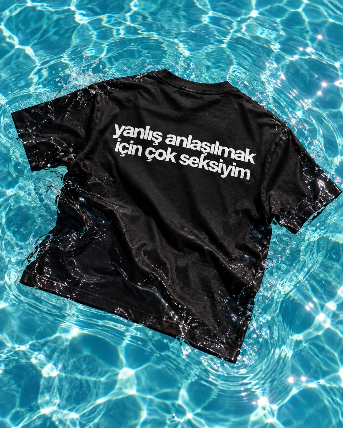 Yanlış Anlaşılmak İçin Çok Seksiyim — siyah tişört arka baskı, Su üzerinde ürün
