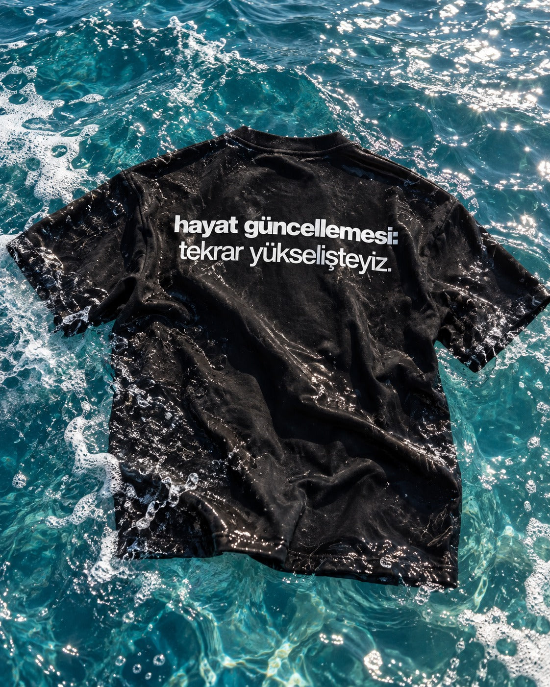 Hayat Güncellemesi: Tekrar Yükselişteyiz — siyah tişört arka baskı, Su üzerinde ürün