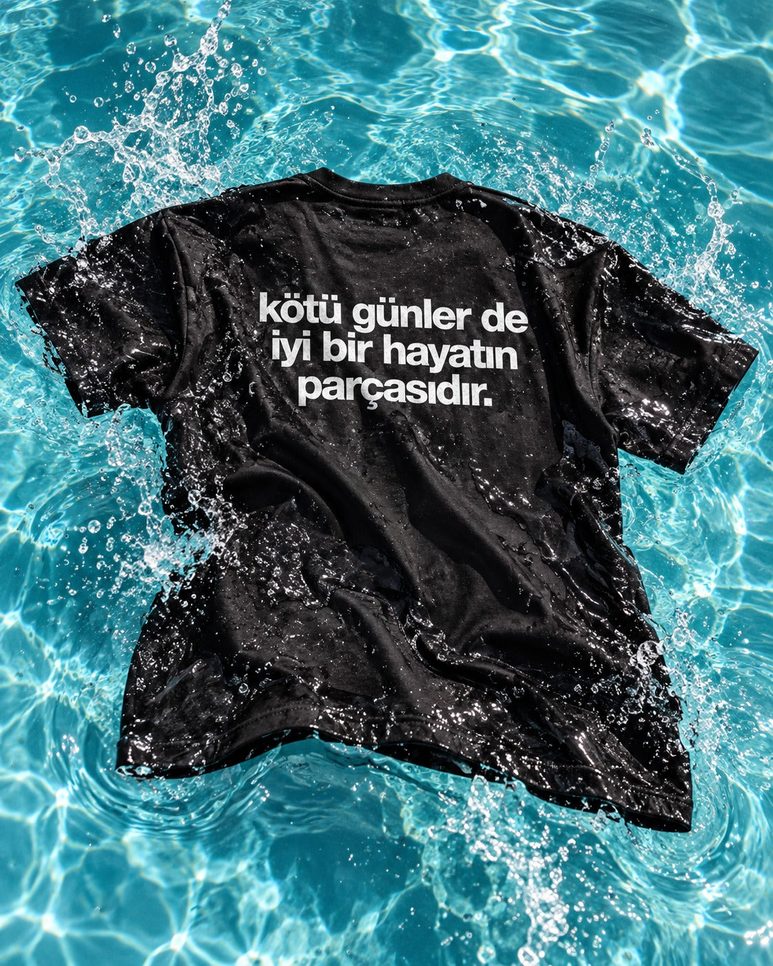 Kötü Günler de İyi Bir Hayatın Parçasıdır — siyah tişört arka baskı, Su üzerinde ürün