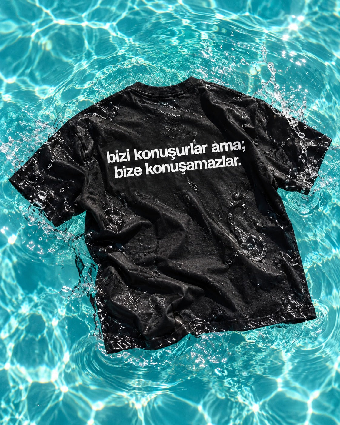 Bizi Konuşurlar Ama Bize Konuşamazlar — siyah tişört arka baskı, Su üzerinde ürün