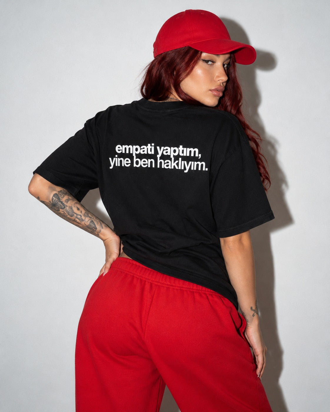 Empati Yaptım, Yine Ben Haklıyım — siyah tişört arka baskı, Kadın model