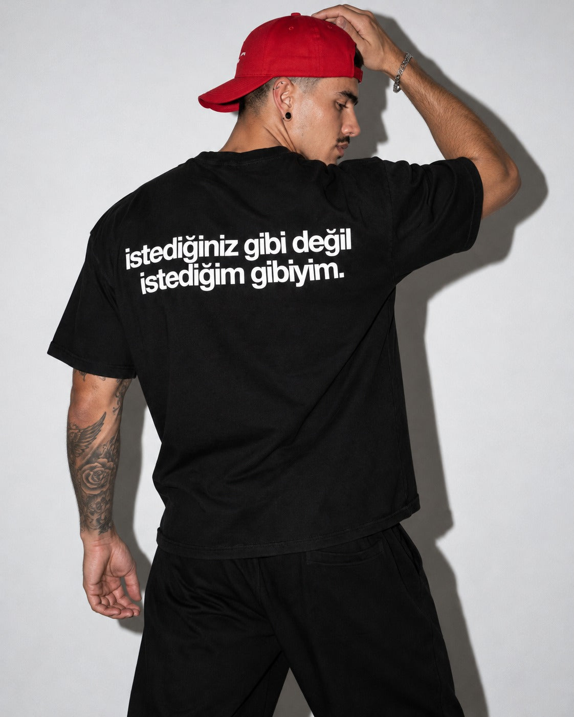 İstediğiniz Gibi Değil İstediğim Gibiyim — siyah tişört arka baskı, Erkek model