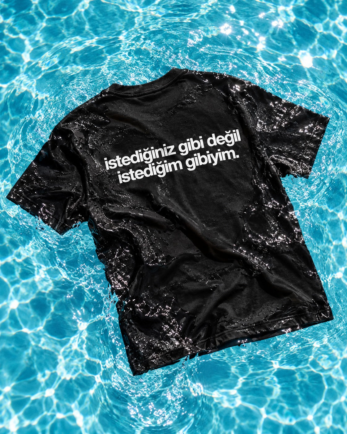 İstediğiniz Gibi Değil İstediğim Gibiyim — siyah tişört arka baskı, Su üzerinde ürün