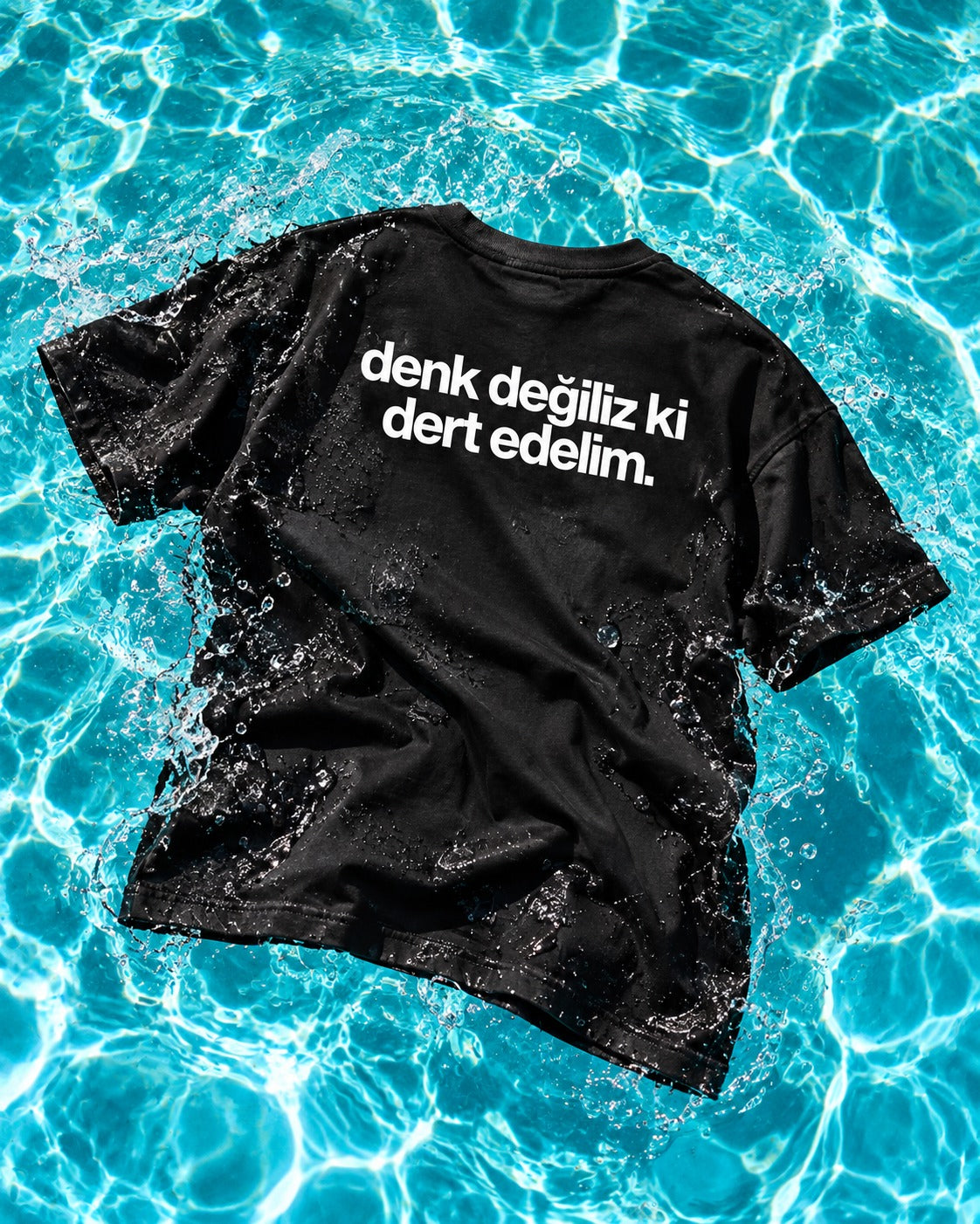 Denk Değiliz Ki Dert Edelim — siyah tişört arka baskı, Su üzerinde ürün