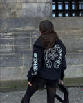 Chrome Floral Amblem Hoodie — Siyah — model fotoğrafı 20
