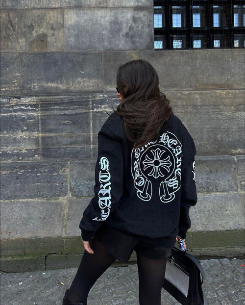 Chrome Floral Amblem Hoodie — Siyah — model fotoğrafı 20