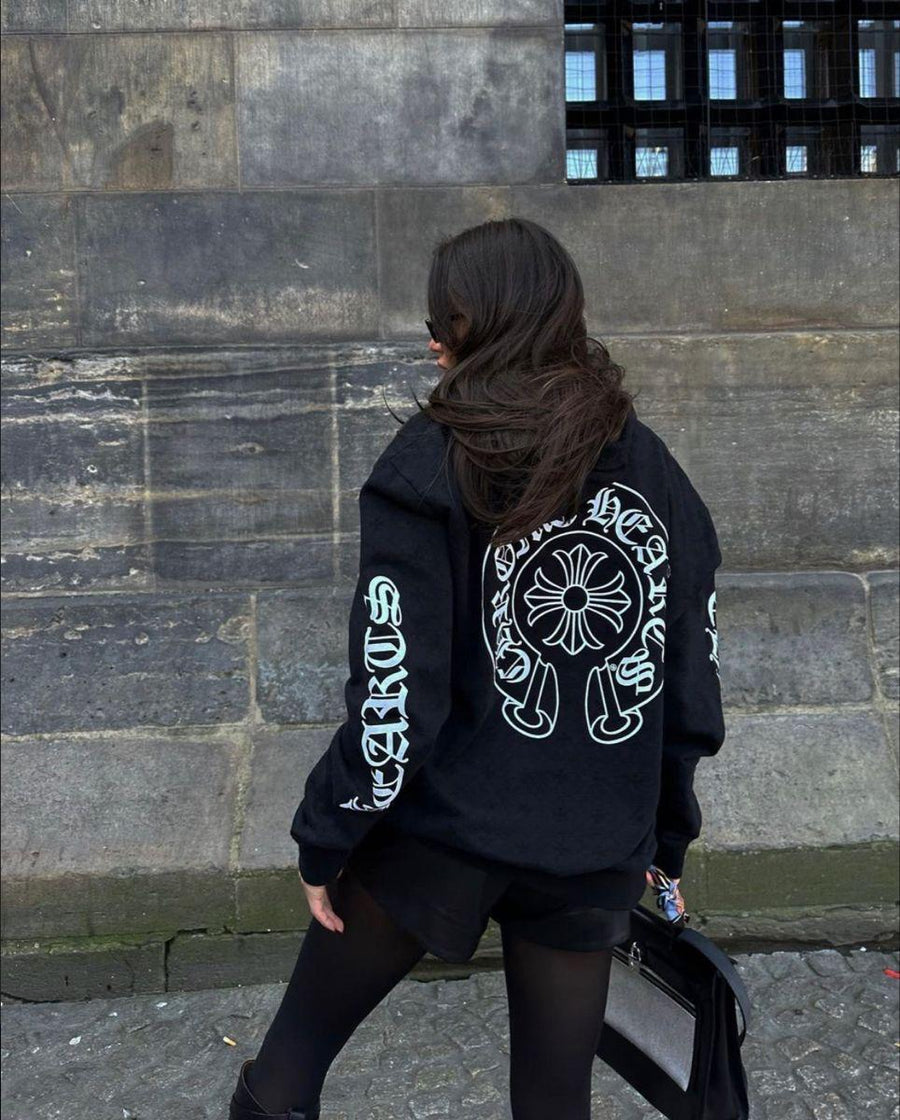 Chrome Floral Amblem Hoodie — Siyah — model fotoğrafı 20
