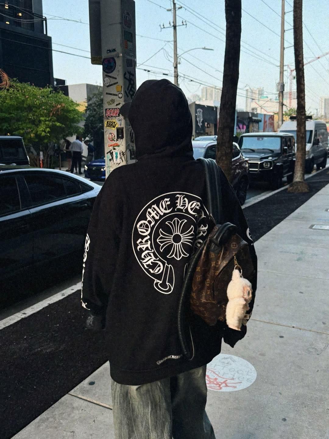 Chrome Floral Amblem Hoodie — Siyah — model fotoğrafı 37