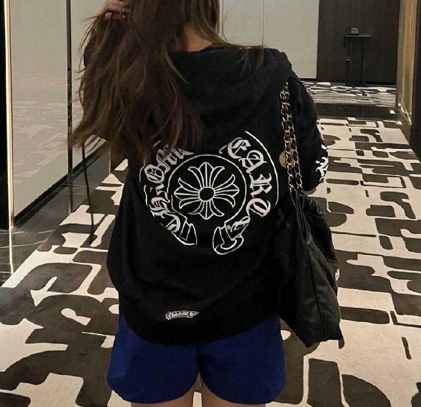 Chrome Floral Amblem Hoodie — Siyah — model fotoğrafı 38