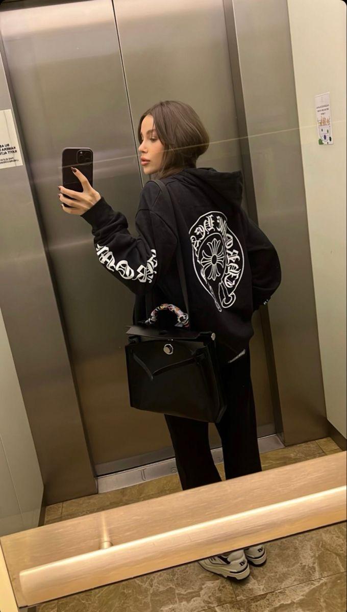 Chrome Floral Amblem Hoodie — Siyah — model fotoğrafı 49