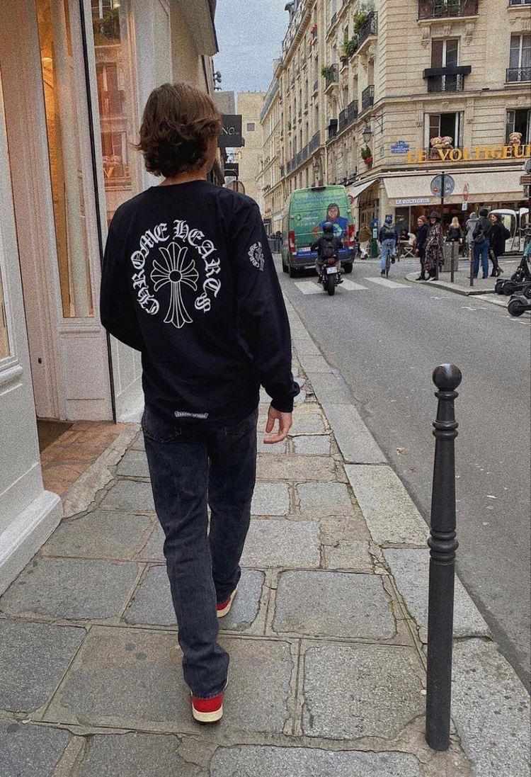 Chrome Floral Amblem Hoodie — Siyah — model fotoğrafı 56