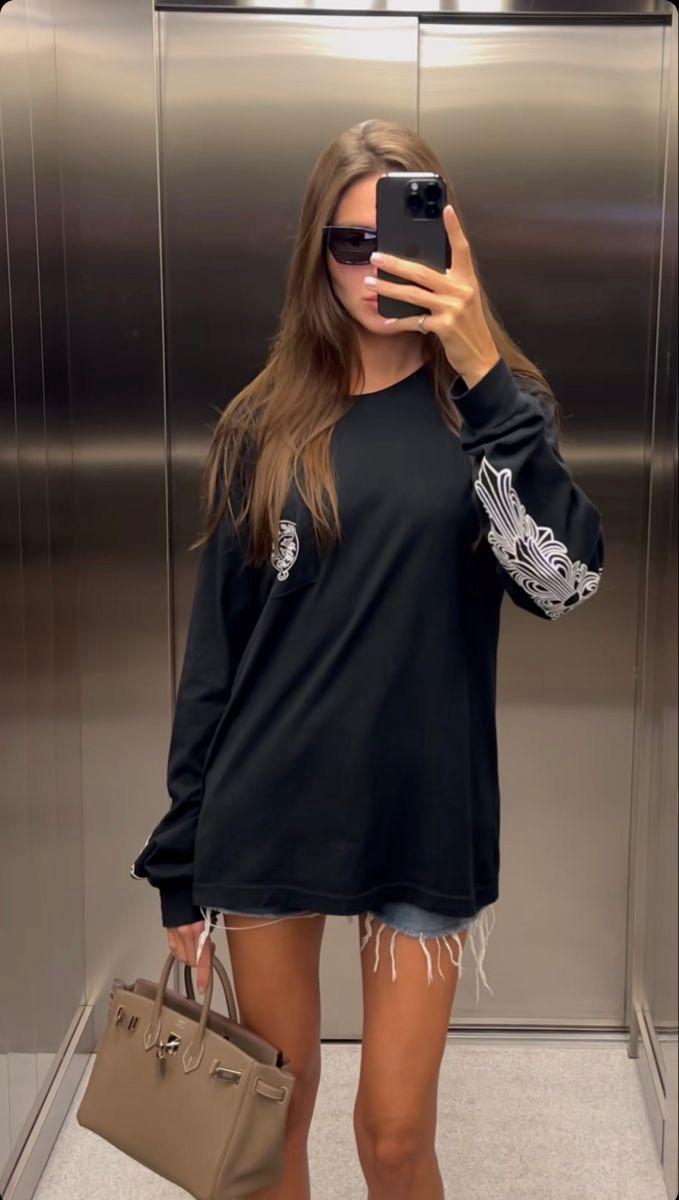 Chrome Floral Sweatshirt — Siyah — model fotoğrafı 26