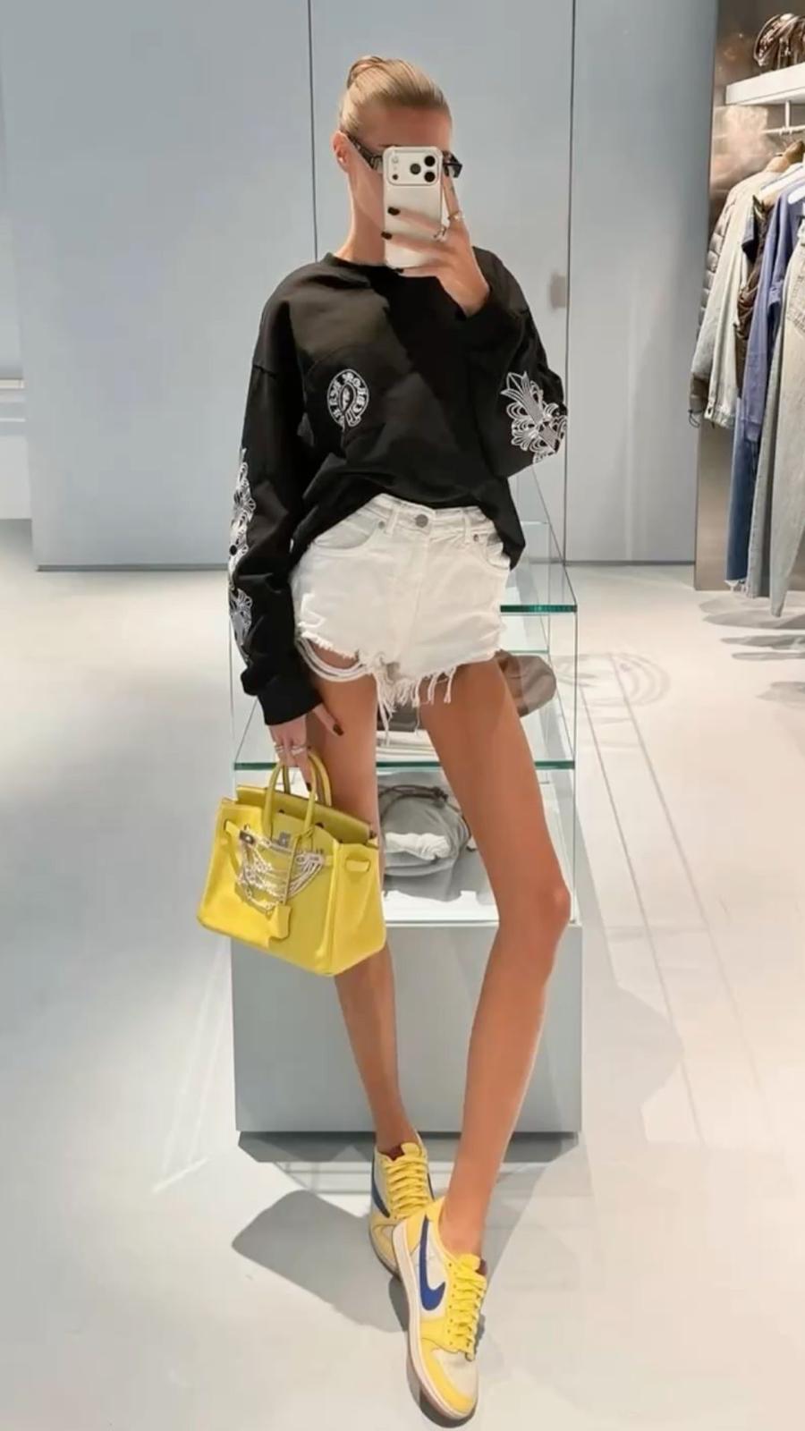 Chrome Floral Sweatshirt — Siyah — model fotoğrafı 27