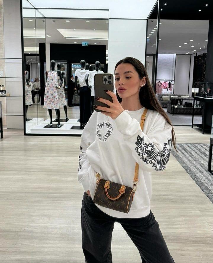 Chrome Horseshoe Floral Sweatshirt — Beyaz — model fotoğrafı 28