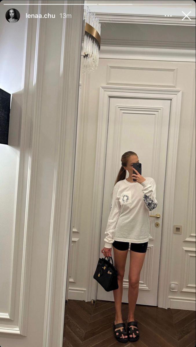 Chrome Horseshoe Floral Sweatshirt — Beyaz — model fotoğrafı 29