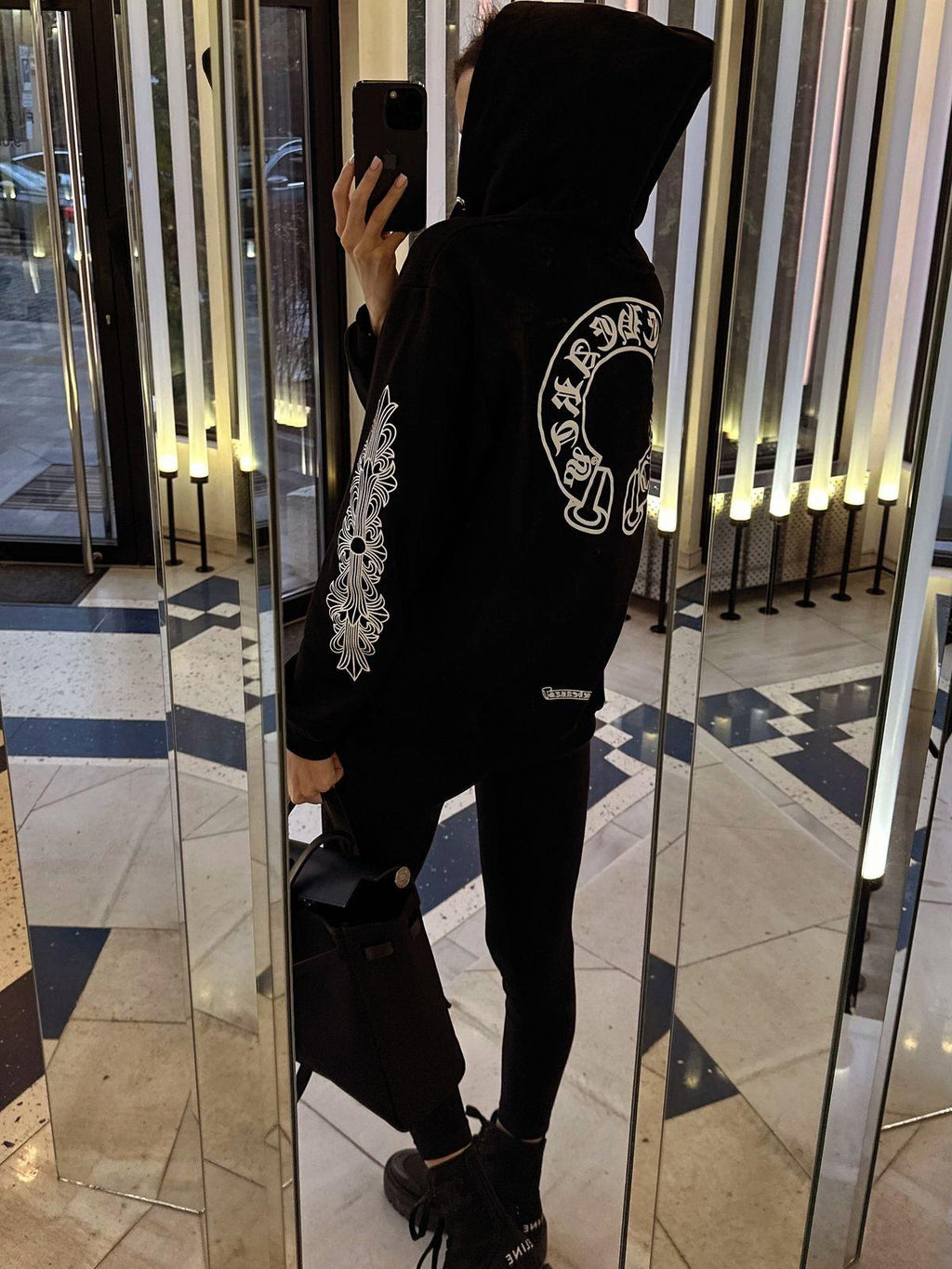 Chrome Horseshoe Floral Fermuarlı Hoodie — Siyah — model fotoğrafı 11