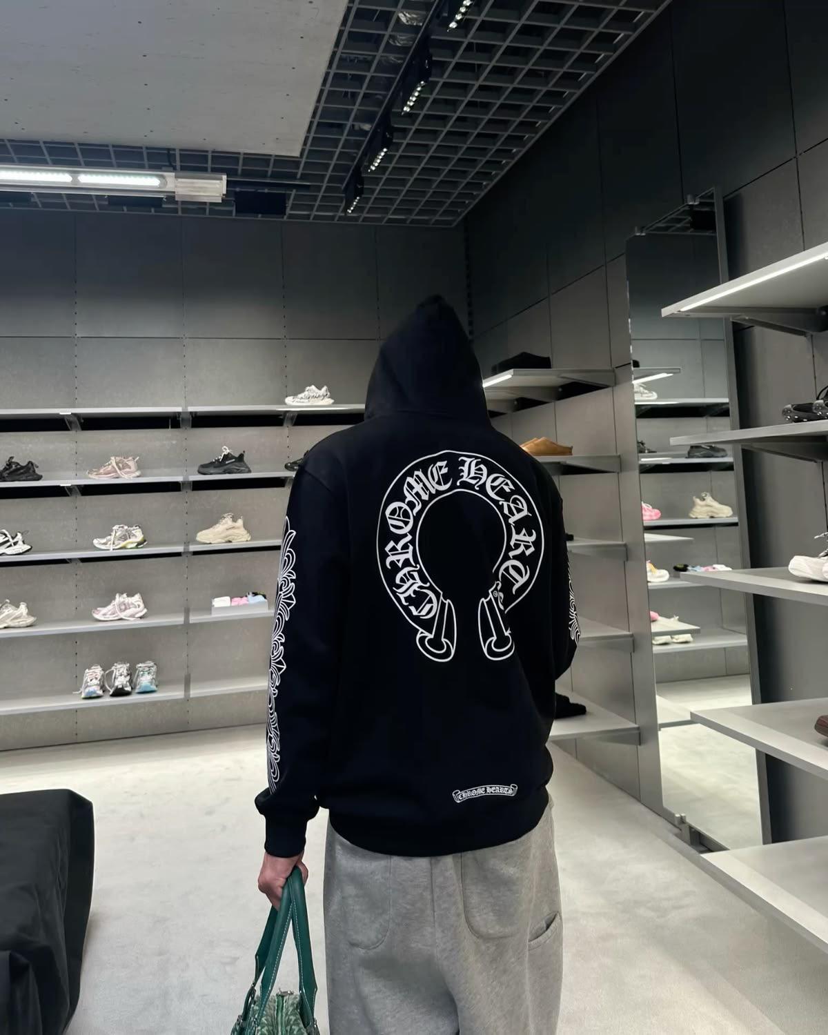 Chrome Horseshoe Floral Fermuarlı Hoodie — Siyah — model fotoğrafı 3