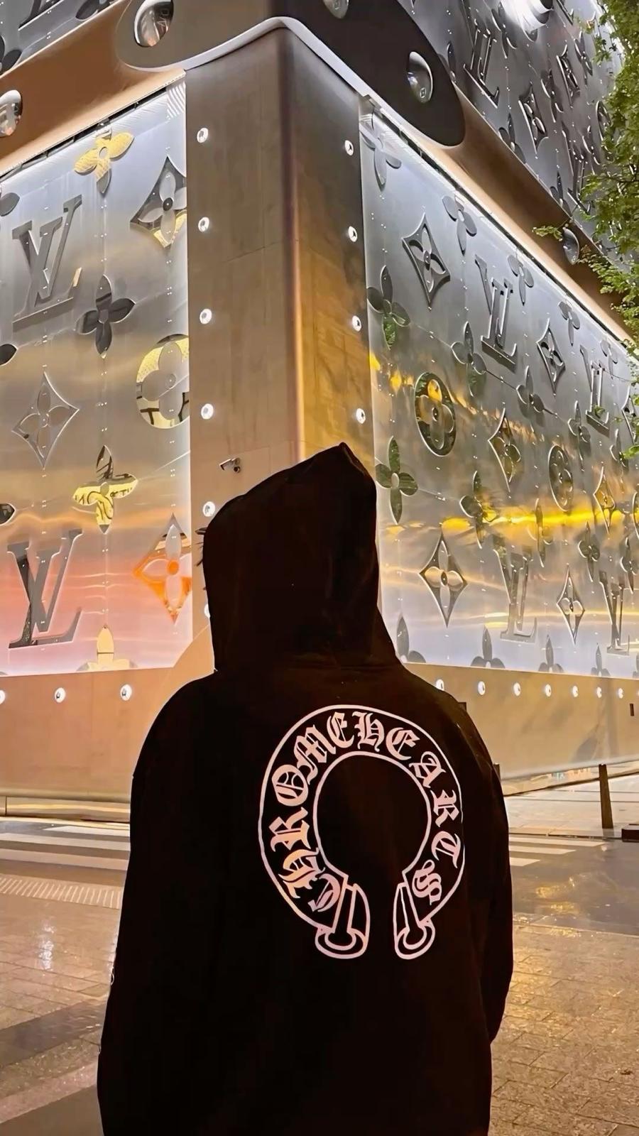 Chrome Horseshoe Floral Fermuarlı Hoodie — Siyah — model fotoğrafı 75