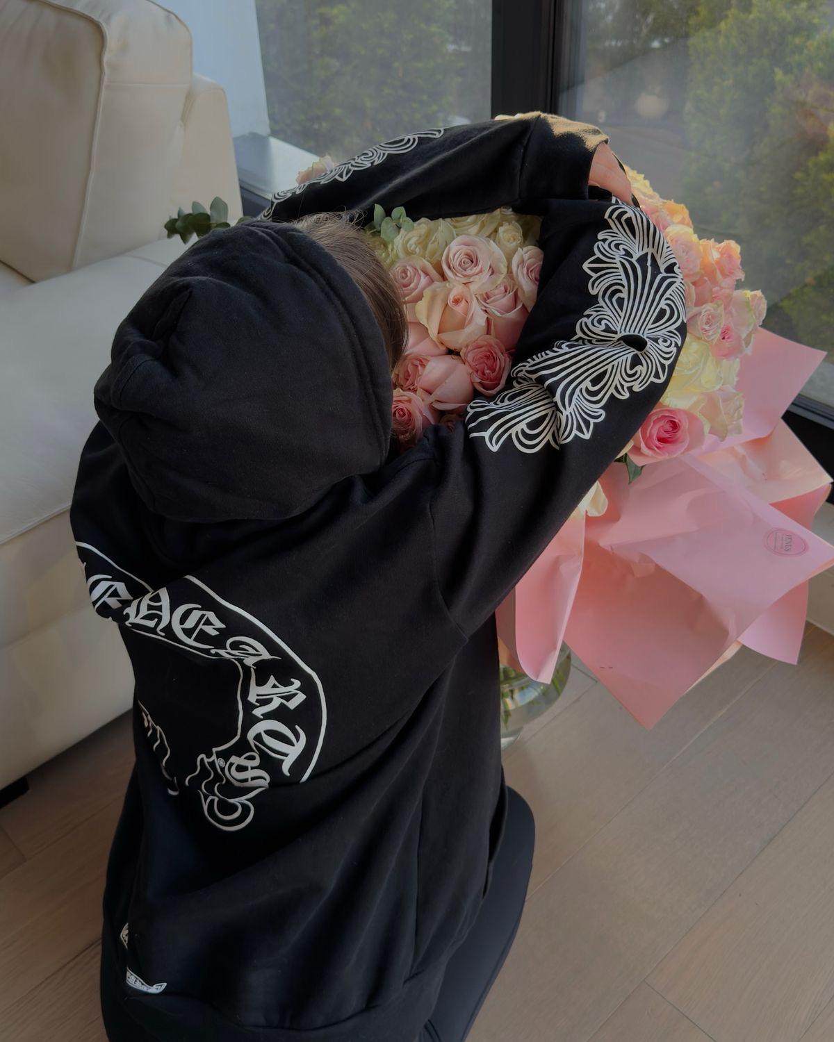 Chrome Horseshoe Floral Fermuarlı Hoodie — Siyah — model fotoğrafı 84