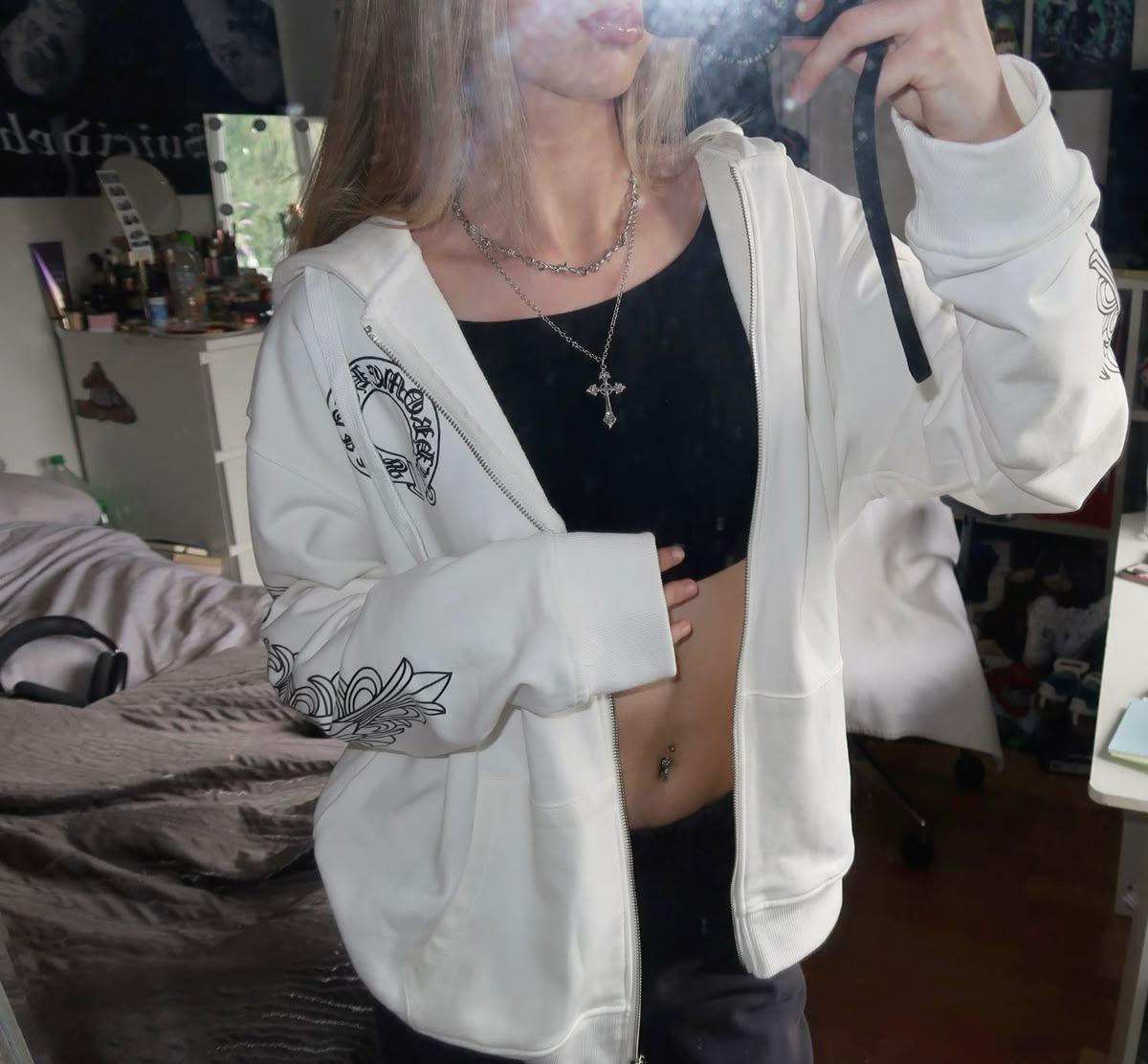 Chrome Horseshoe Floral Fermuarlı Hoodie — Beyaz — model fotoğrafı 97