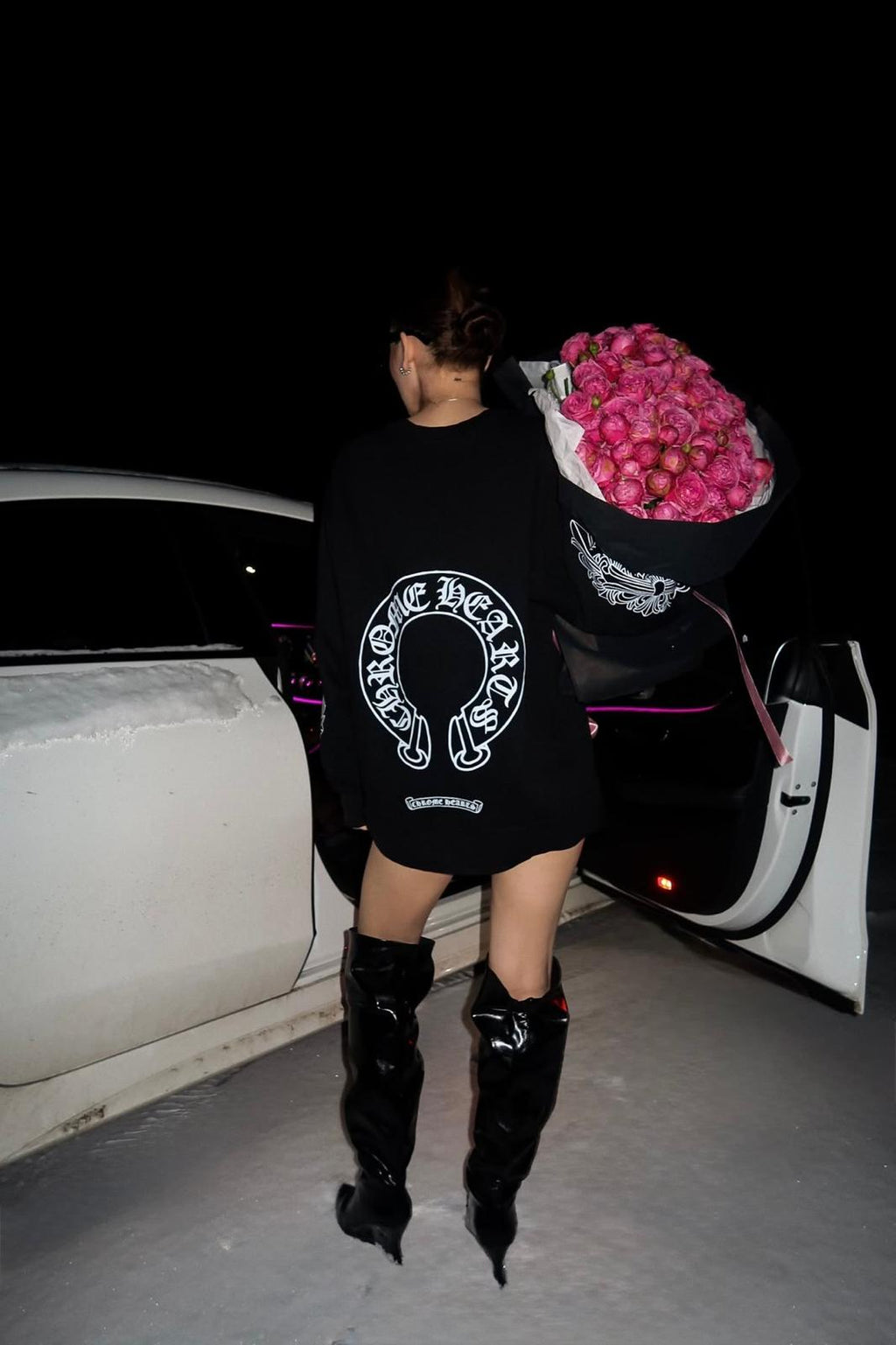 Chrome Horseshoe Floral Fermuarlı Hoodie — Siyah / Açık Amblem — model fotoğrafı 12