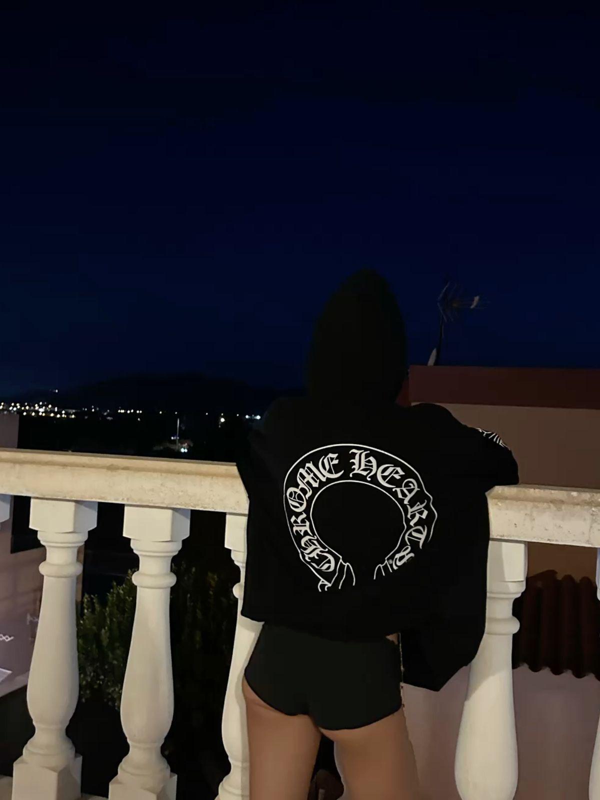 Chrome Horseshoe Floral Fermuarlı Hoodie — Siyah / Açık Amblem — model fotoğrafı 93