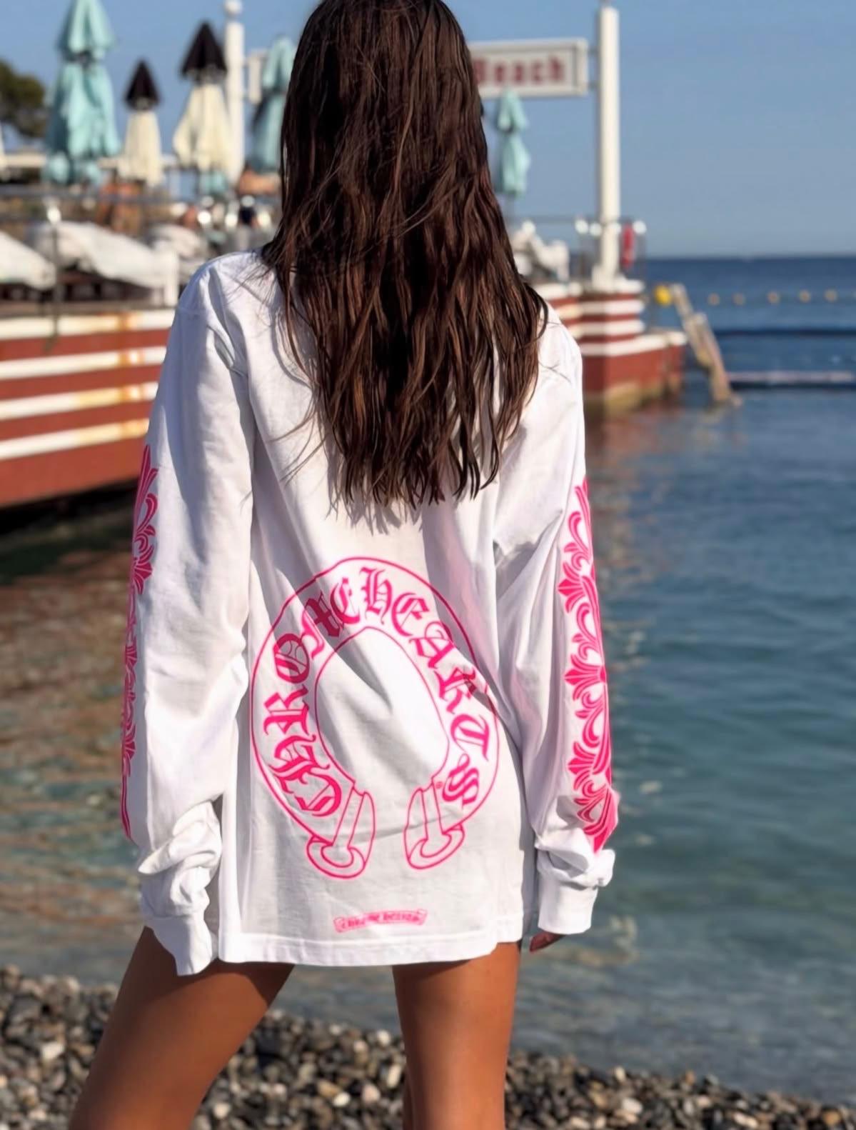 Chrome Pembe Horseshoe Fermuarlı Hoodie — Beyaz — model fotoğrafı 46