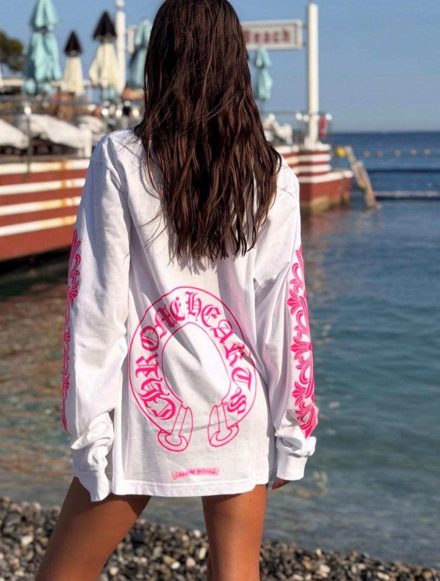 Chrome Pembe Horseshoe Fermuarlı Hoodie — Beyaz — model fotoğrafı 46