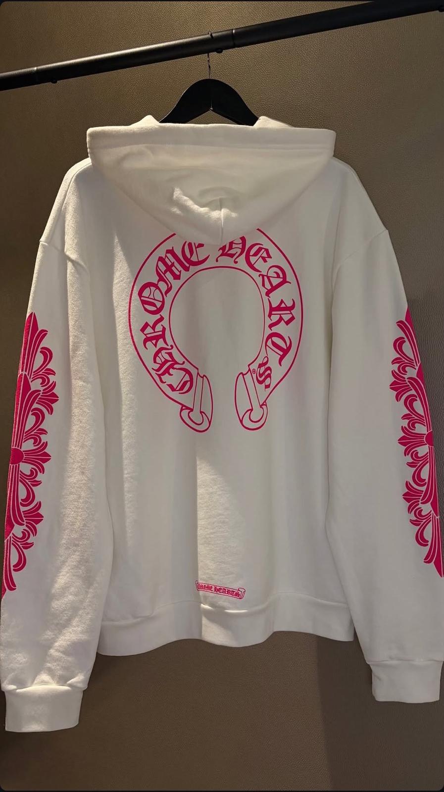 Chrome Pembe Horseshoe Fermuarlı Hoodie — Beyaz — model fotoğrafı 48