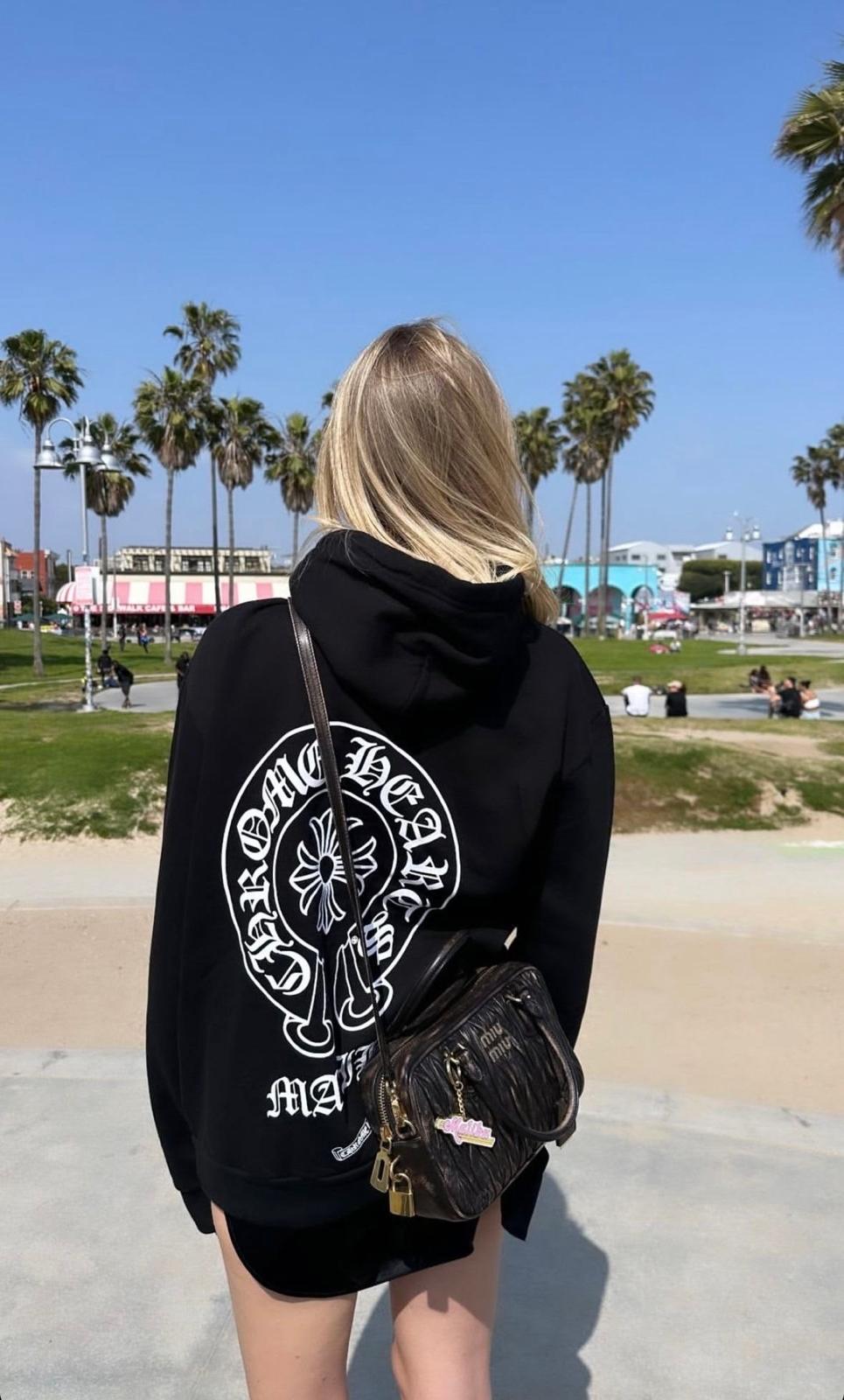 Chrome Las Vegas Floral Fermuarlı Hoodie — Siyah — model fotoğrafı 58