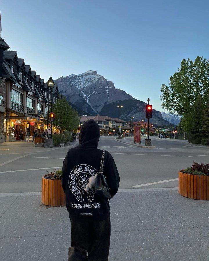 Chrome Las Vegas Floral Fermuarlı Hoodie — Siyah — model fotoğrafı 90